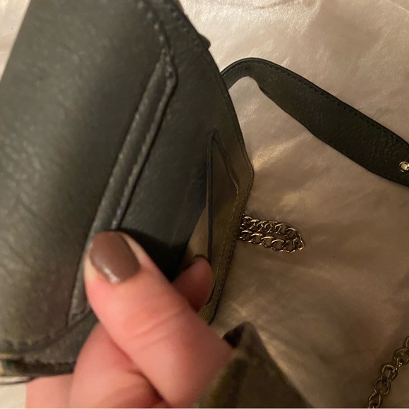 gray cross body wallet with chain straps - Picture 5 of 6